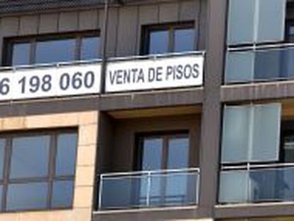 Un cartel de venta de pisos en la fachada de un inmueble de Bilbao. EFE/Archivo