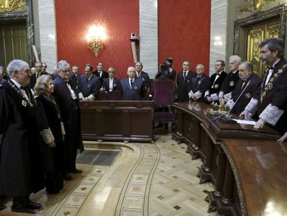 La nueva fiscal general del Estado, Consuelo Madrigal, acompa&ntilde;ada de sus padrinos, en el Sal&oacute;n de Plenos del Tribunal Supremo.