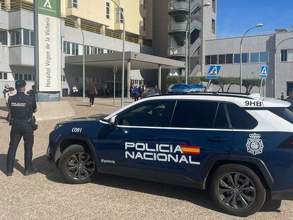 Un policía delante del Hospital Virgen de la Victoria de Málaga.