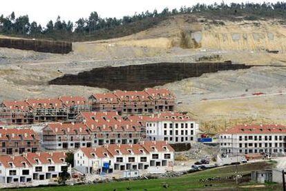 Bloque de viviendas en el municipio de Piélagos y orden judicial de ser demolidas por constituir "una dentellada al monte" según el Tribunal Superior de Justicia de Cantabria