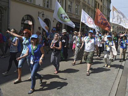 Varios peregrinos en Cracovia, este lunes. 