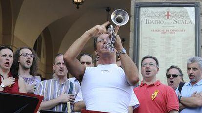 Protesta de los músicos de la orquesta de La Scala de Milán en la puerta del teatro el pasado 24 de junio.