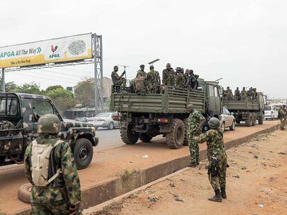 Soldados del Ejército de Nigeria en el exterior del Banco Central en Awka, el pasado 24 de febrero.