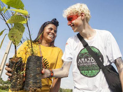 Los activistas Anita Juruna, indígena brasileña de 18 años, y Elijah Mackenzie-Johnson, británico de 15 años en la Amazonia.