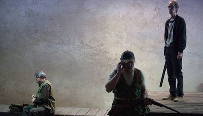 De izquierda a derecha, Rafael Calatayud, Marcial Álvarez y César Sarachu, en un ensayo de 'En la orilla', adaptación de la novela de Rafael Chirbes.