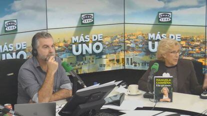 Carlos Alsina durante la entrevista con Manuela Carmena.