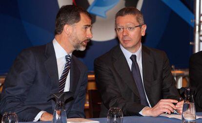 El Príncipe de Asturias y el Ministro de Justicia, Alberto Ruiz Gallardón, durante la inauguración.