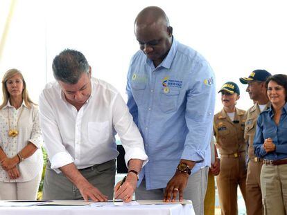 El presidente Juan Manuel Santos y el ministro de Medio Ambiente firman la ampliación de la reserva de Malpelo, Colombia.
