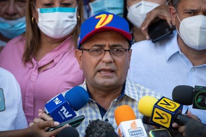 The governor-elect of the State of Barinas, Sergio Garrido, speaks to the media this Monday, January 10.