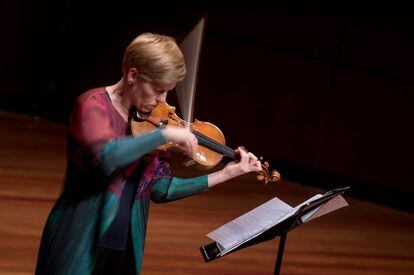 Isabelle Faust tocando con su violín de Antonio Stradivari las 'Variaciones Capricho' de George Rochberg.