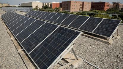 Paneles fotovoltaicos en el IES Cabanyal de Valencia, en una imagen de este martes.