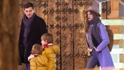 Iker Casillas, Sara Carbonero y sus dos hijos, el pasado diciembre en Corral de Almaguer, Toledo.