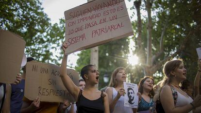 Manifestación en Sevilla contra una de las primeras decisiones judiciales en el caso de La Manada, la de la Audiencia de Navarra, que los dejó en libertad en junio de 2018.
