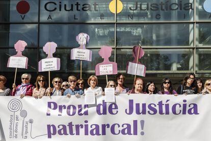 Concentración de mujeres ante la Ciudad de la Justicia de València tras la presentación de la denuncia por revelación de datos personales de la víctima de La Manada.