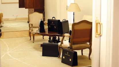 Las carteras de varios ministros en una sala del Palacio de la Moncloa, el 13 de julio.