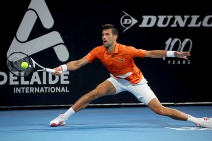 Djokovic, durante el partido de semifinales de Adelaida ante Medvedev.