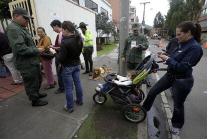 Venezolanos residentes en Colombia esperan para depositar su voto ante una oficina consular en Bogotá.