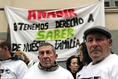 Miembros de la asociación de afectados por las adopciones irregulares, ante la Fiscalía General del Estado, el pasado enero.