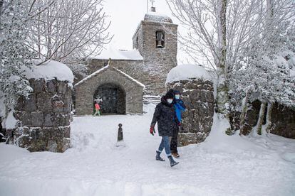 Varias personas caminan por la localidad lucense de O Cebreiro, que se encuentra cubierta por la nieve, el 1 de enero.