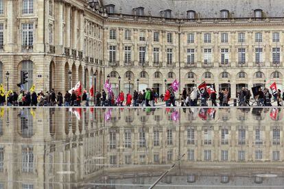 Burdeos, Francia. La manifestaci&oacute;n del 1 de mayo se refleja en el &#039;espejo de agua&#039; de la plaza de la Bolsa de Burdeos.
