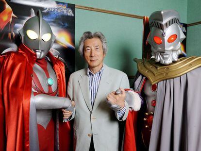 El ex primer ministro japoné,s Junichiro Koizumi, es la nueva voz del superhéroe enmascarado de televisión, Ultraman King, muy conocido y seguido entre los nipones. El ex político, de 67 años, le ha prestado su voz al para una nueva película. El argumento trata sobre extraterrestres que luchan contra monstruos y alienígenas.