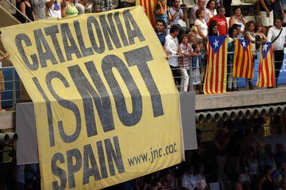 Banderas independentistas y una gran pancarta que dice &quot;Catalu&ntilde;a no es Espa&ntilde;a&quot;, en la inauguraci&oacute;n del Mundial de Nataci&oacute;n en el Palau Sant Jordi de Barcelona