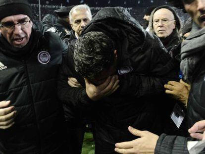 Oscar Garcia Junyent, tras ser alcanzado en la cara por un rollo depapel en el estadio Toumba de Tesal&oacute;nica. 