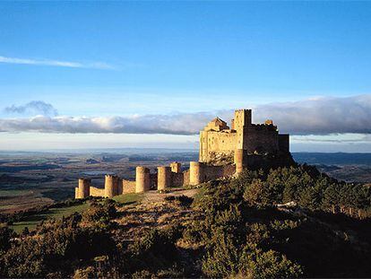 El castillo de Loarre, construido hacia 1033 y 1071, conserva prácticamente la totalidad de su fábrica original (sólo alrededor de un 4% ha sido restaurado).