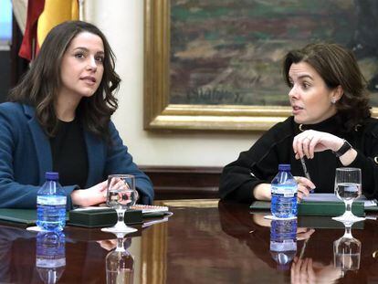 In&eacute;s Arrimadas y Soraya S&aacute;enz de Santamar&iacute;a durante su reuni&oacute;n. 