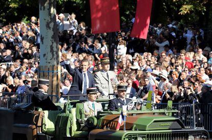 Francia celebra en su fiesta nacional la toma de la Bastilla de 1789. En la foto, el presidente francés Emmanuel Macron (a la izquierda, sobre el vehículo) saluda a los asistentes mientras circula por los Campos Elíseos junto al jefe del Estado Mayor, Pierre de Villiers, a bordo de un vehículo militar.