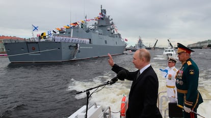 Vladímir Putin, con su ministro de Defensa, Sergei Shoigu, y el jefe de la Armada, Nikolai Yevmenov (de blanco), este domingo en San Petersburgo.