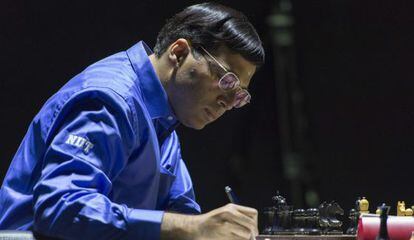 Anand en una partida contra Carlsen.