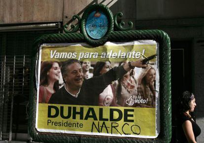 Un cartel de propaganda política de Eduardo Duhalde alterado.