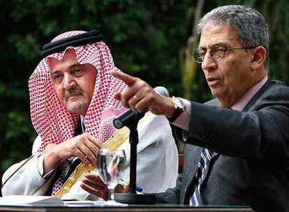 El ministro de Exteriores saudí, Saud al Faisal (a la izquierda), junto a Amer Musa, ayer en El Cairo.