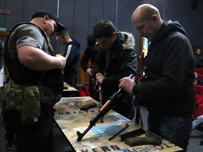 Voluntarios instruían a civiles en el manejo de armas en la Filmoteca de Lviv (Ucrania), el pasado marzo.