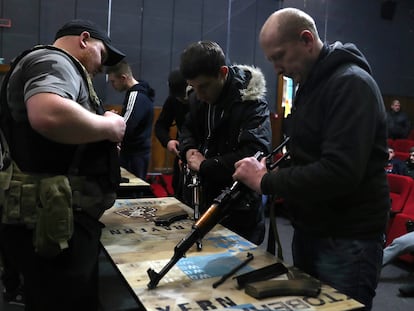 Voluntarios instruían a civiles en el manejo de armas en la Filmoteca de Lviv (Ucrania), el pasado marzo.