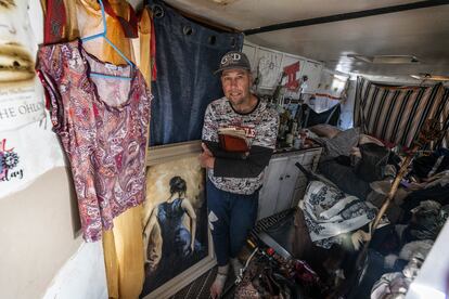 Mike posa en su autocaravana en Berkeley, en la Bahía de San Francisco.