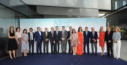 De izquierda a derecha, Pilar López, presidenta de Microsoft; Helena Herrero, presidenta de HP; Rosa García, presidenta de Siemens; Ignacio Medrano, cofundador Mendelian; Sergio Rodríguez, director general de Pzifer España; Josu Jon Imaz, consejero delegado de Repsol; Manuel Polanco, presidente de PRISA; Pedro Duque, ministro de Ciencia e Innovación; Ricardo de Querol, director de CincoDías; Gonzalo Gortázar, consejero delegado de CaixaBank; María Jesús Almazor, consejera delegada de Telefónica España; Eva Romeo, directora general de Women’secret; Alejandro Martínez Peón, consejero delegado de PRISA Noticias; Pedro N. Barri, presidente de Dexeus Mujer; Marta Moniente, directora técnica New Food; Alexis Villaverde, director comercial de New Food, y Begoña Elices, directora general de comunicación y presidencia de Repsol.