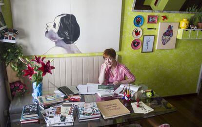 Marta Pazos, en la mesa de su cocina, en Santiago de Compostela, donde crea sus obras.