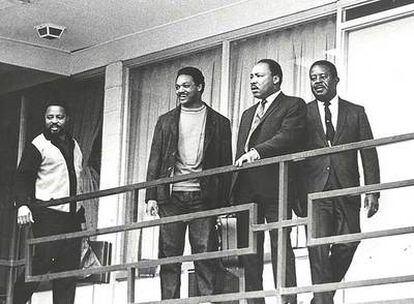 Martin Luther King (segundo por la derecha), junto a Jesse Jackson (a su derecha), en el balcón en el que sería asesinado un día después.