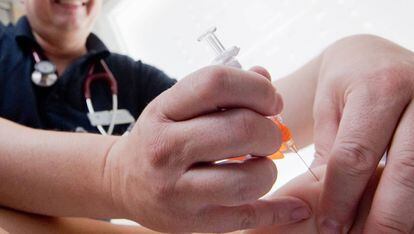 Un pediatra vacuna a un niño de sarampión, una enfermedad prevenible.