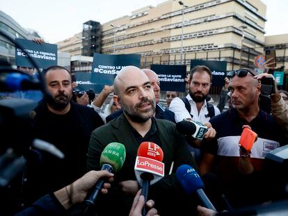 El escritor Roberto Saviano, atiende a varios medios en relación con el juicio contra él por difamación, el 12 de octubre en Roma.