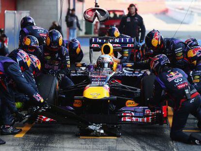 Los mec&aacute;nicos de Red Bull trabajan en el coche durante la pretemporada.