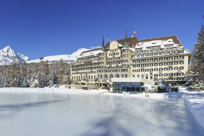 Este sábado reabre sus puertas para la temporada de invierno este hotel, que lleva más de 100 años en St. Moritz, el exclusivo enclave turístico suizo. Entre los servicios que ofrece a los huéspedes de sus 180 habitaciones se encuentran un spa, una piscina cubierta, tres restaurantes  y un acceso exclusivo a las pistas. 
Precio: desde 435 euros.