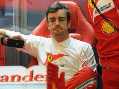 Alonso, en boxes durante la primera sesi&oacute;n de entrenamientos