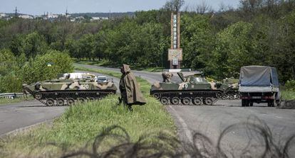 Soldados ucranios toman posiciones en un control de Slaviansk.