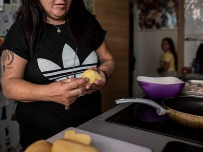 Una mujer desahuciada de su casa madrileña prepara la comida en su nuevo hogar, en una foto de archivo.