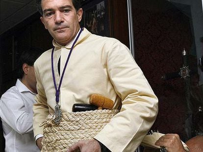 Antonio Banderas, vestido de mayordomo