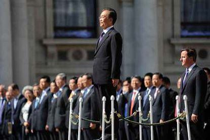 Los primeros ministros Wen Jiabao y David Cameron asisten a un acto en el Foreign Office, en el centro de Londres.