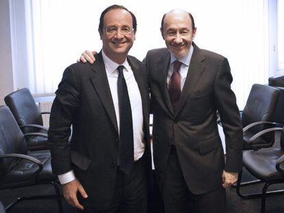 Hollande y Rubalcaba en una foto facilitada por el PSOE.